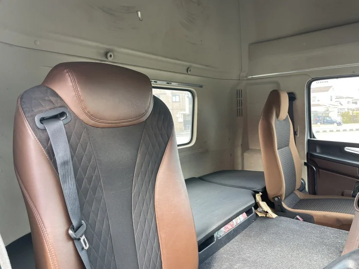 車両画像 23: 令和元年(2019)：日野：17プロフィア：トレーラーヘッド
