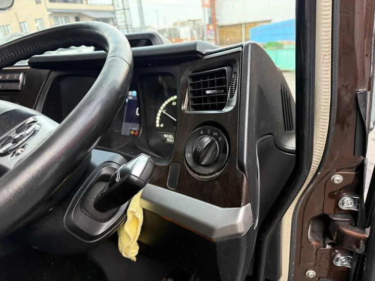 車両画像 25: 令和元年(2019)：三菱ふそう：17スーパーグレート：冷凍ウィング