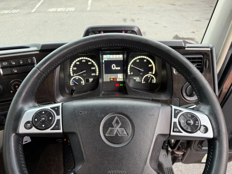 車両画像 26: 令和元年(2019)：三菱ふそう：17スーパーグレート：冷凍ウィング