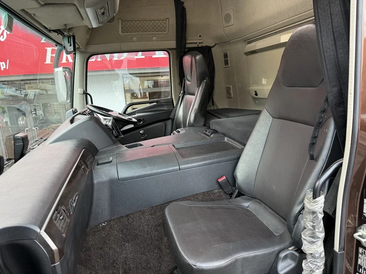 車両画像 28: 令和元年(2019)：三菱ふそう：17スーパーグレート：冷凍ウィング