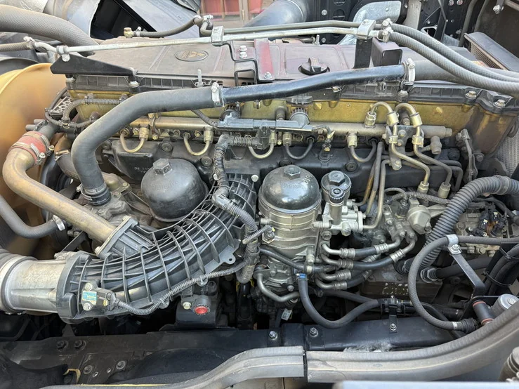 車両画像 38: 令和2年(2020)：三菱ふそう：17スーパーグレート：トレーラーヘッド