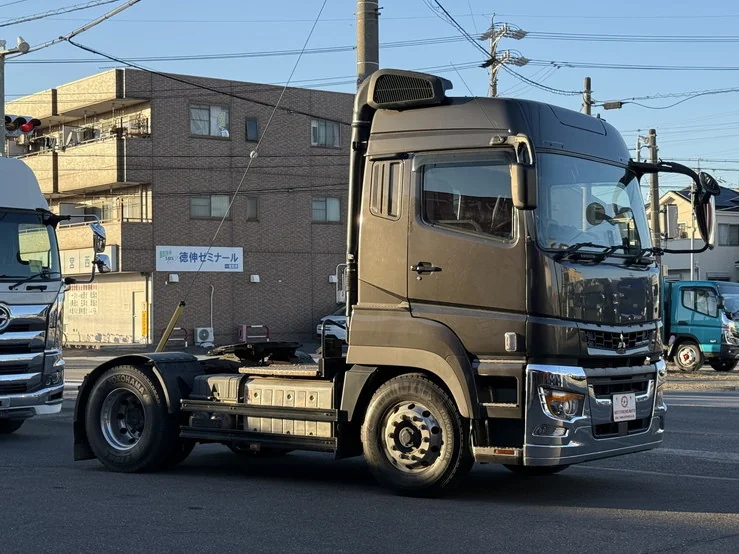 車両画像 8: 令和2年(2020)：三菱ふそう：17スーパーグレート：トレーラーヘッド