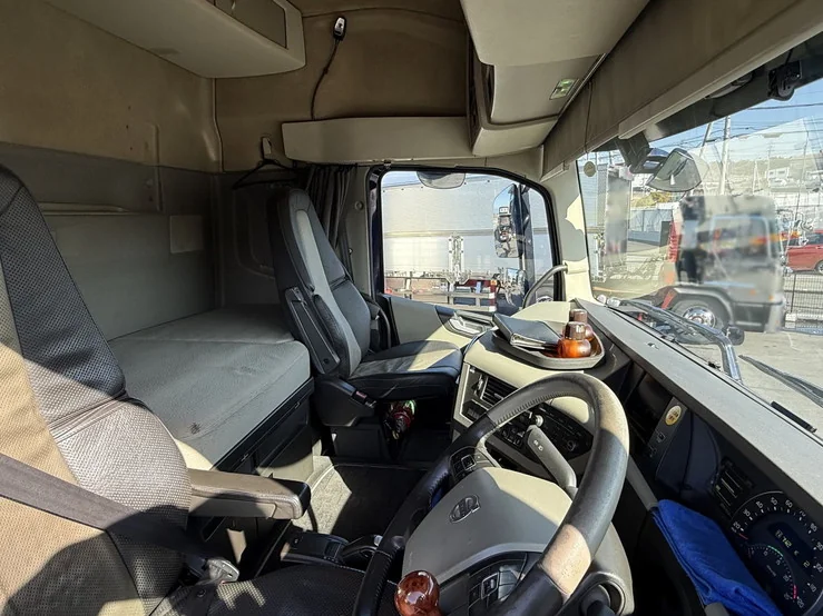 車両画像 21: 平成26年(2014)：VOLVO：FH：トレーラーヘッド