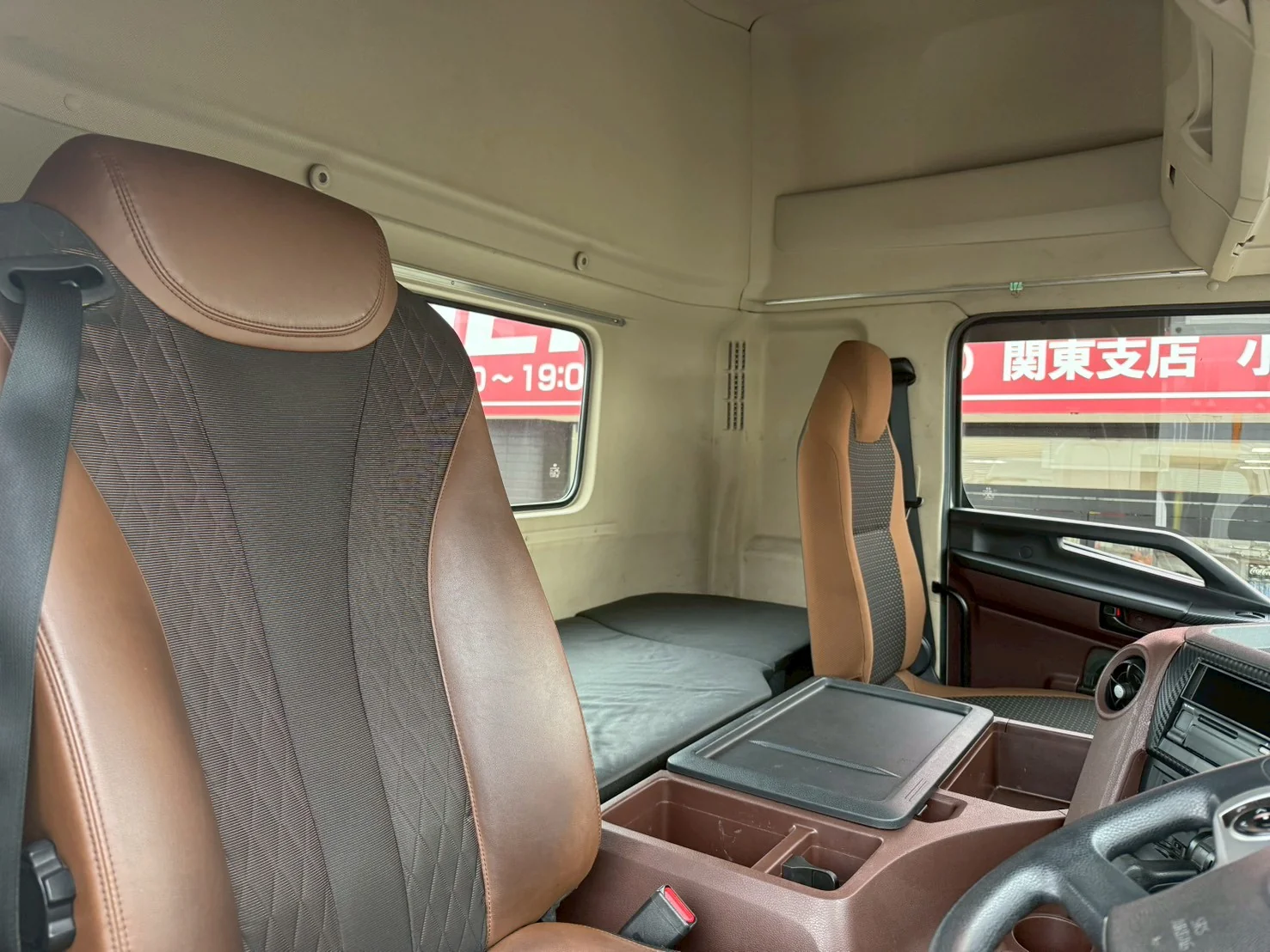 車両画像 21: 令和2年(2020)：日野：17プロフィア：トレーラーヘッド