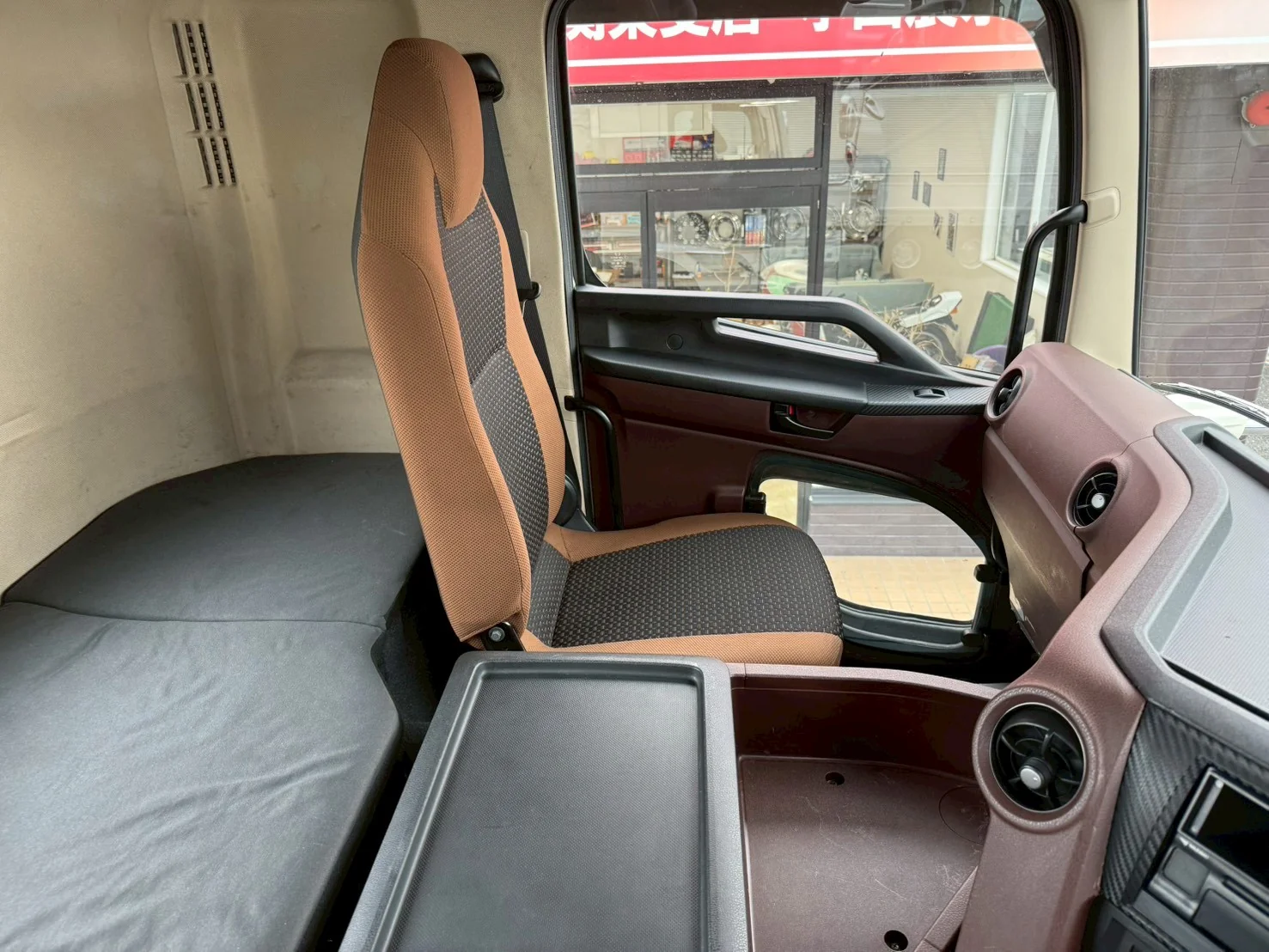 車両画像 23: 令和2年(2020)：日野：17プロフィア：トレーラーヘッド
