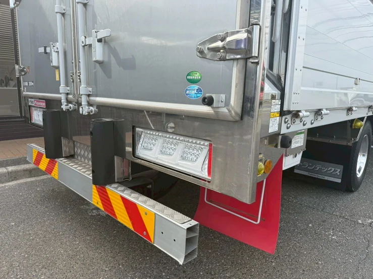 車両画像 32: 令和3年(2021)：三菱ふそう：ファイター：冷凍ウィング