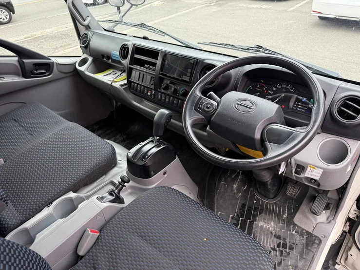 車両画像 23: 令和3年(2021)：日野：デュトロ：アルミバン