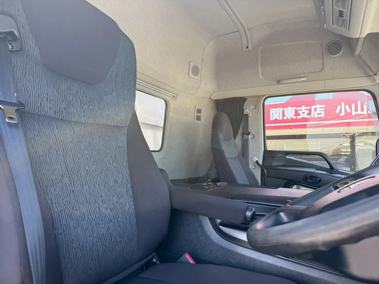 車両画像 22: 令和元年(2019)：三菱ふそう：17スーパーグレート：アルミウィング
