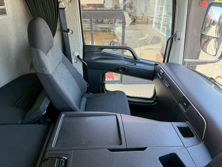 車両画像 23: 令和元年(2019)：三菱ふそう：17スーパーグレート：アルミウィング