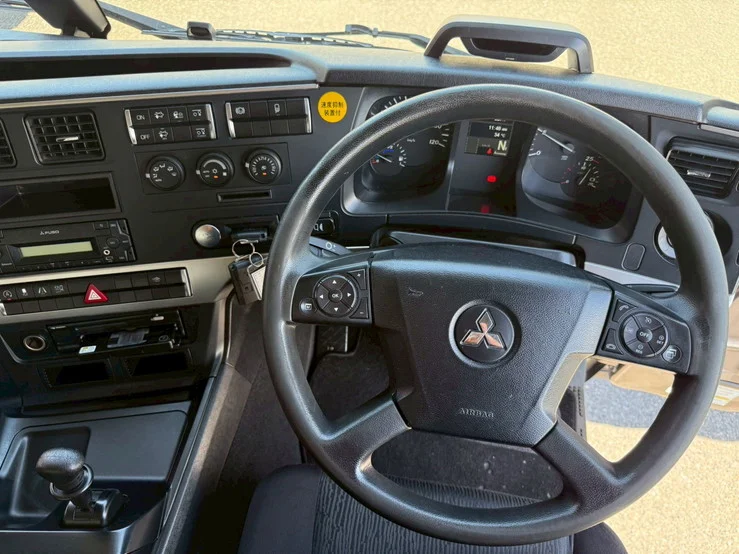 車両画像 26: 令和元年(2019)：三菱ふそう：17スーパーグレート：アルミウィング