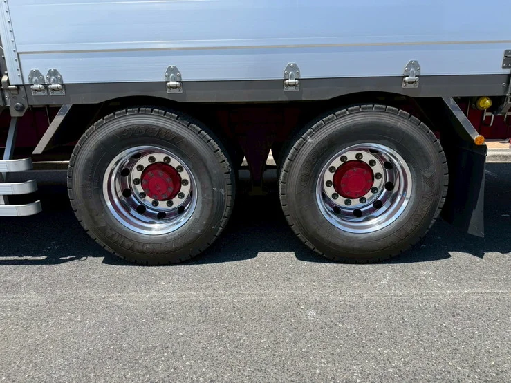 車両画像 31: 令和元年(2019)：三菱ふそう：17スーパーグレート：アルミウィング