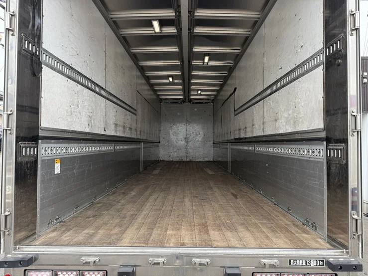 車両画像 12: 平成29年(2017)：三菱ふそう：スーパーグレート：アルミウィング