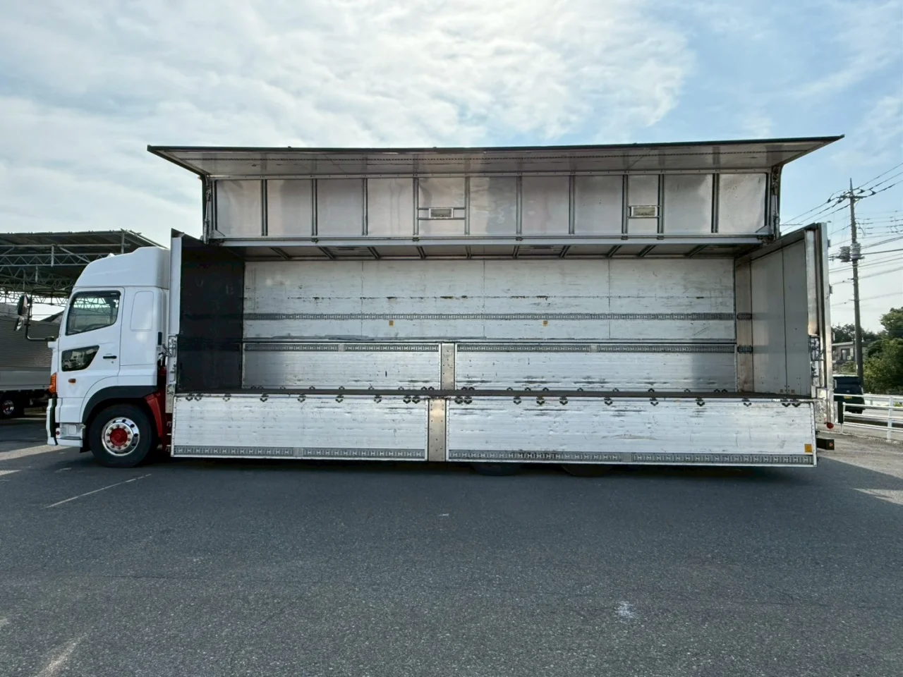 車両画像 12: 平成28年(2016)：日野：プロフィア：アルミウィング