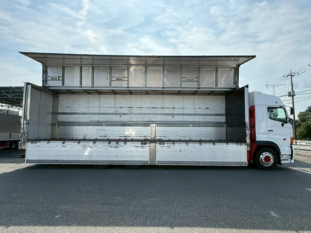車両画像 9: 平成28年(2016)：日野：プロフィア：アルミウィング