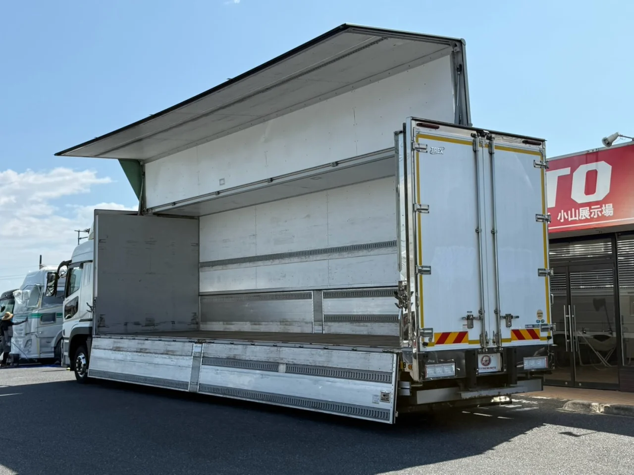 車両画像 10: 令和4年(2022)：三菱ふそう：17スーパーグレート：アルミウィング
