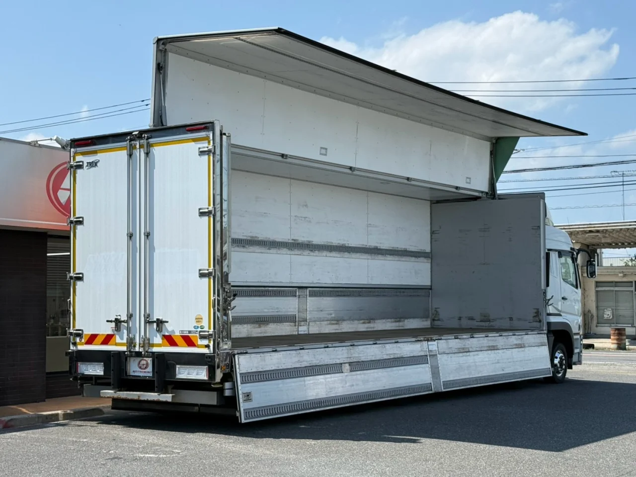 車両画像 13: 令和4年(2022)：三菱ふそう：17スーパーグレート：アルミウィング