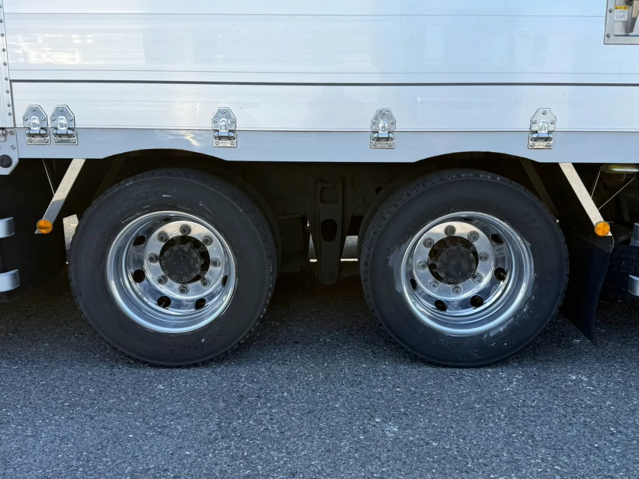 車両画像 23: 令和4年(2022)：三菱ふそう：17スーパーグレート：アルミウィング