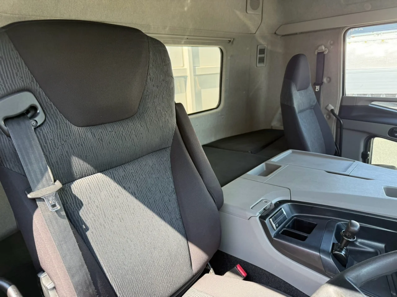 車両画像 31: 令和4年(2022)：三菱ふそう：17スーパーグレート：アルミウィング