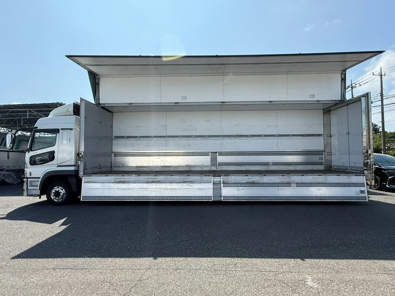 車両画像 9: 令和4年(2022)：三菱ふそう：17スーパーグレート：アルミウィング