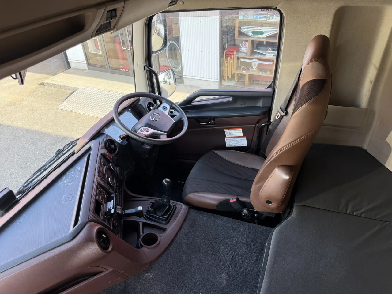 車両画像 28: 平成30年(2018)：日野：17プロフィア：アルミウィング
