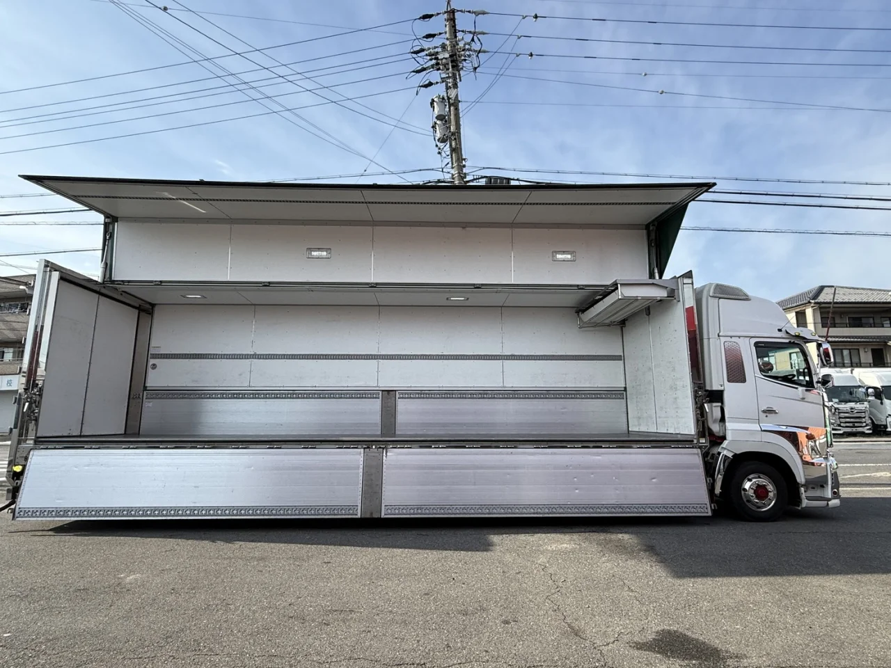 車両画像 11: 令和元年(2019)：日野：17プロフィア：冷凍ウィング