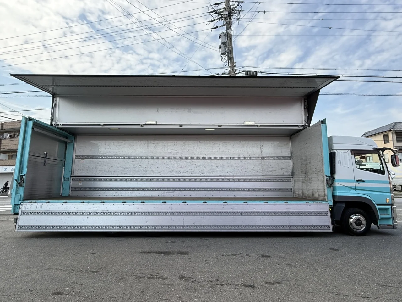 車両画像 10: 平成30年(2018)：三菱ふそう：17スーパーグレート：アルミウィング