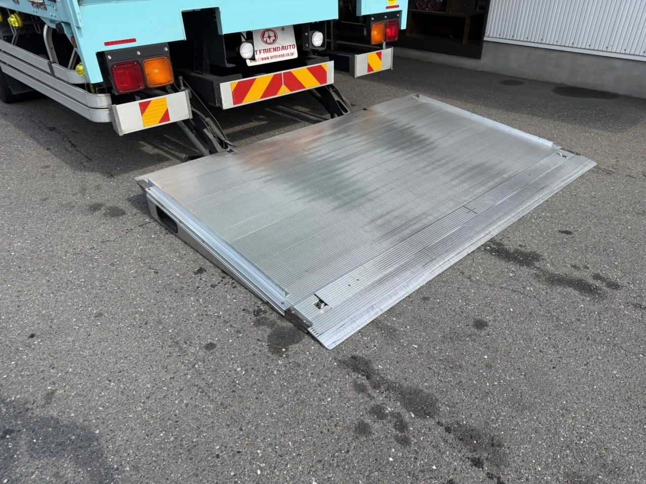 車両画像 13: 平成30年(2018)：三菱ふそう：17スーパーグレート：アルミウィング