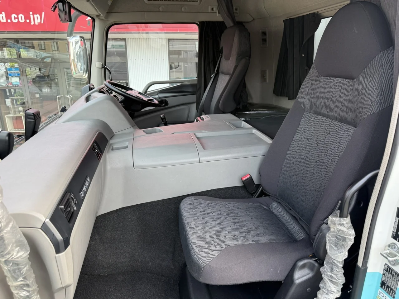 車両画像 28: 平成30年(2018)：三菱ふそう：17スーパーグレート：アルミウィング