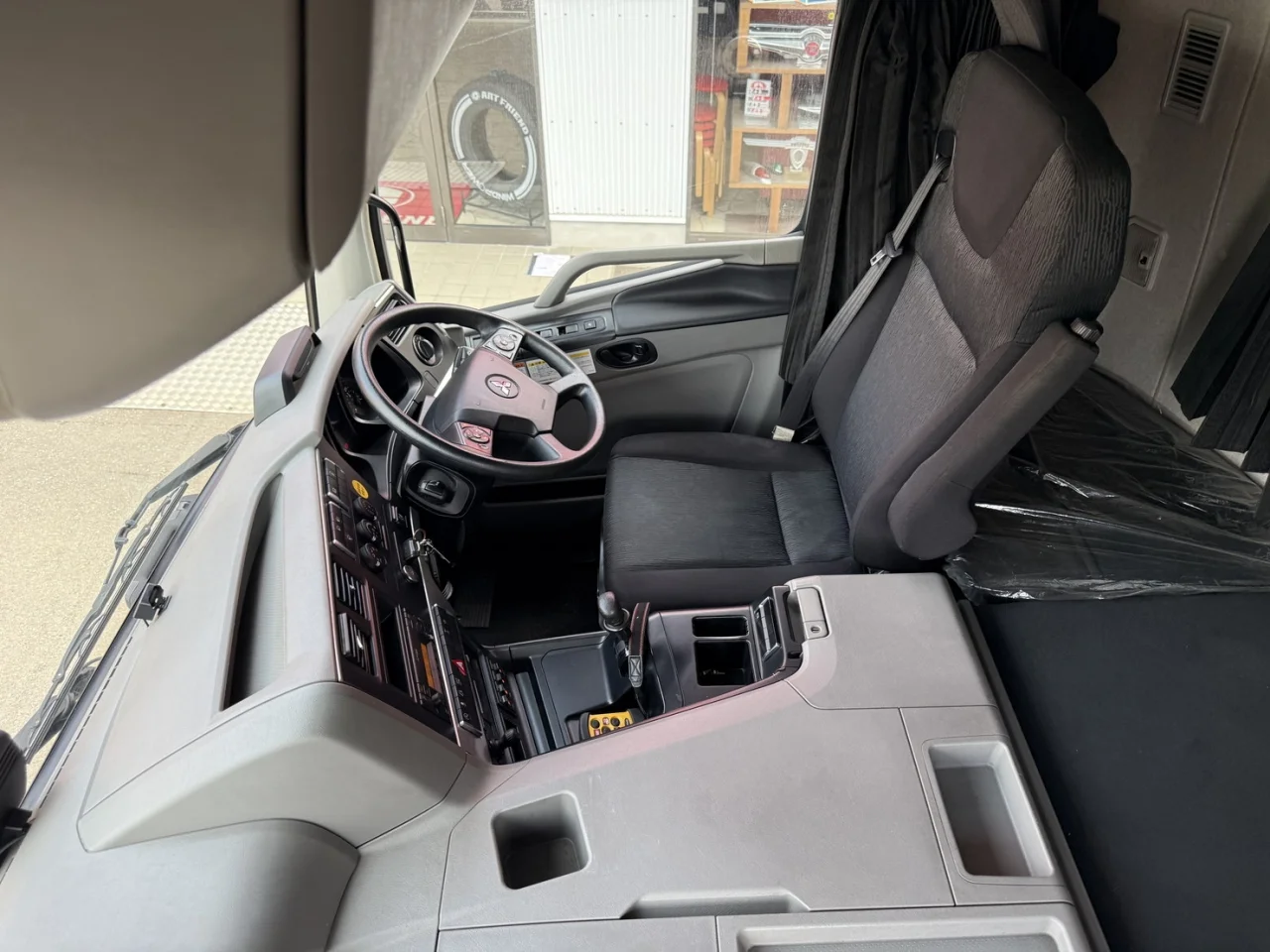 車両画像 29: 平成30年(2018)：三菱ふそう：17スーパーグレート：アルミウィング