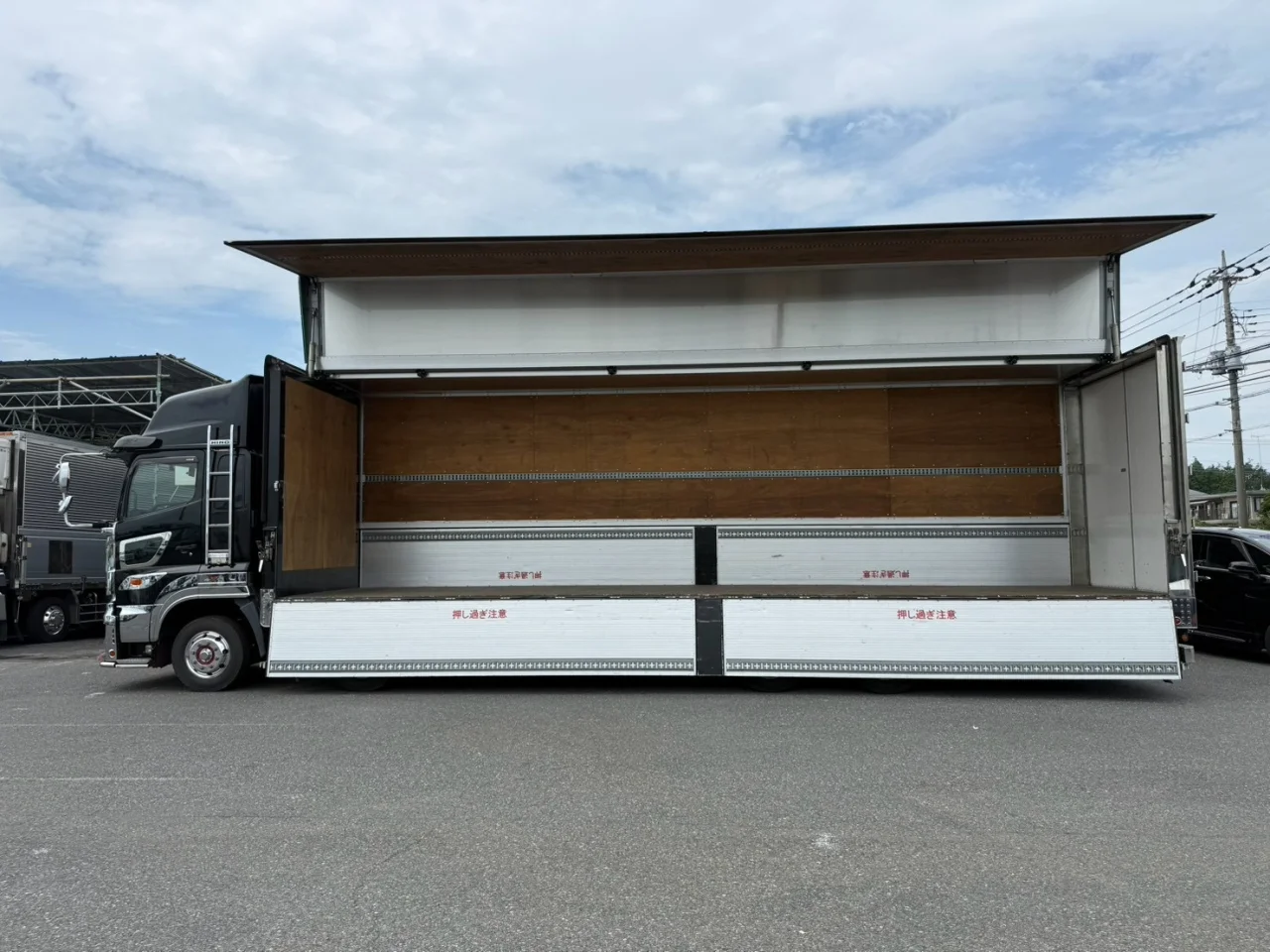 車両画像 10: 令和元年(2019)：日野：17プロフィア：アルミウィング