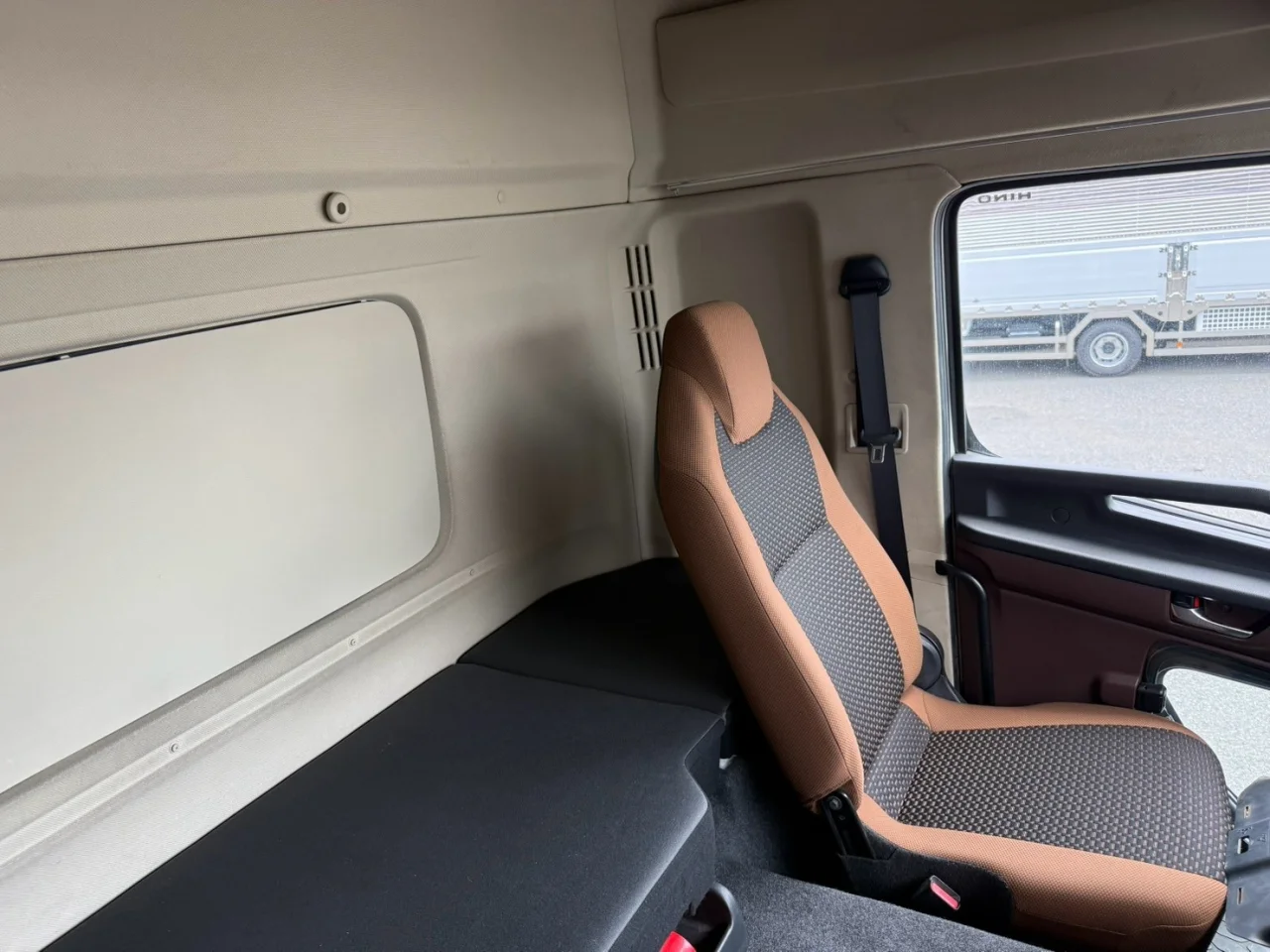車両画像 35: 令和元年(2019)：日野：17プロフィア：アルミウィング