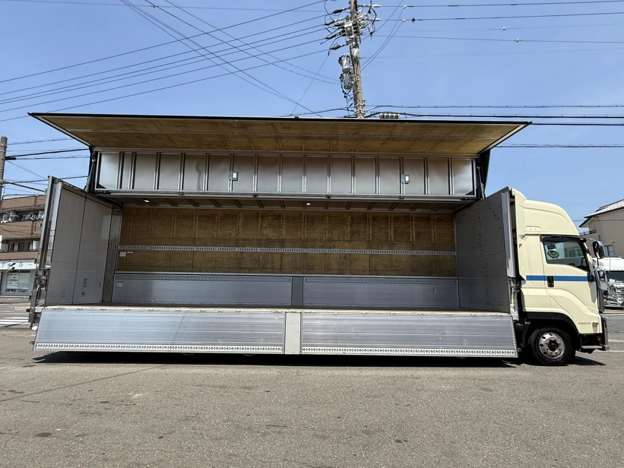 車両画像 10: 令和4年(2022)：いすゞ：ギガ：アルミウィング