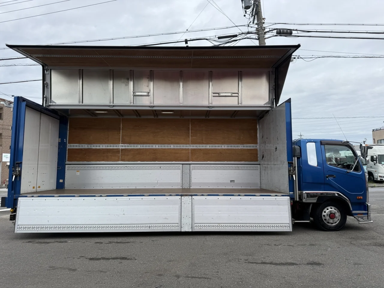車両画像 10: 平成30年(2018)：三菱ふそう：ファイター：アルミウィング