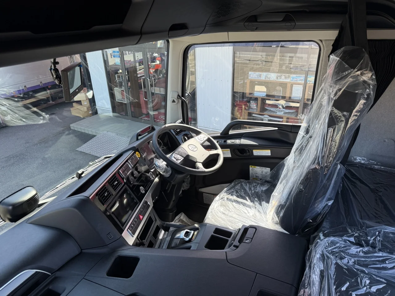 車両画像 37: 令和7年(2025)：三菱ふそう：24スーパーグレート：トレーラーヘッド