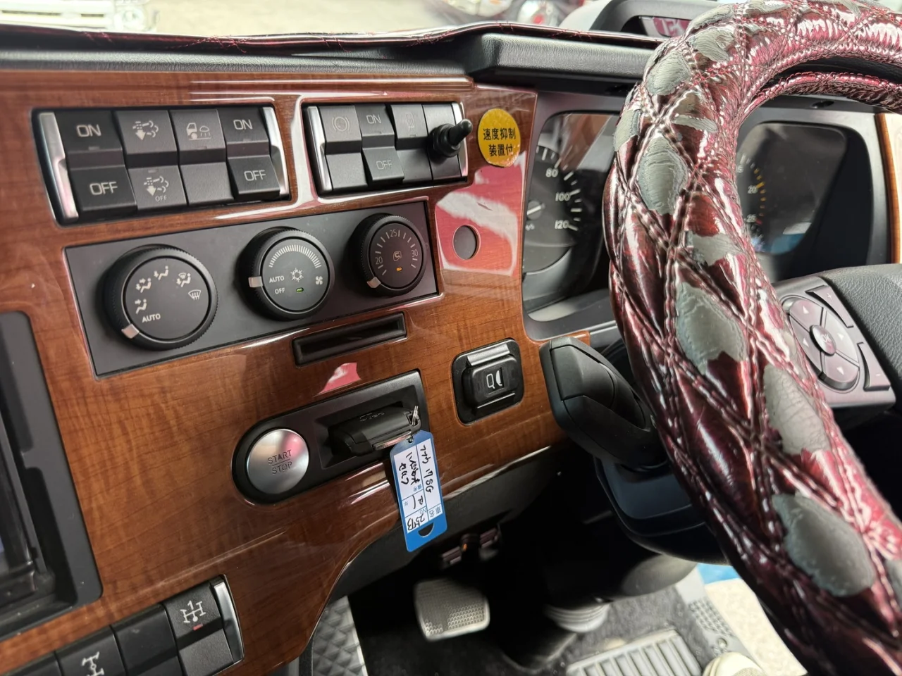 車両画像 23: 令和元年(2019)：三菱ふそう：17スーパーグレート：セルフローダー