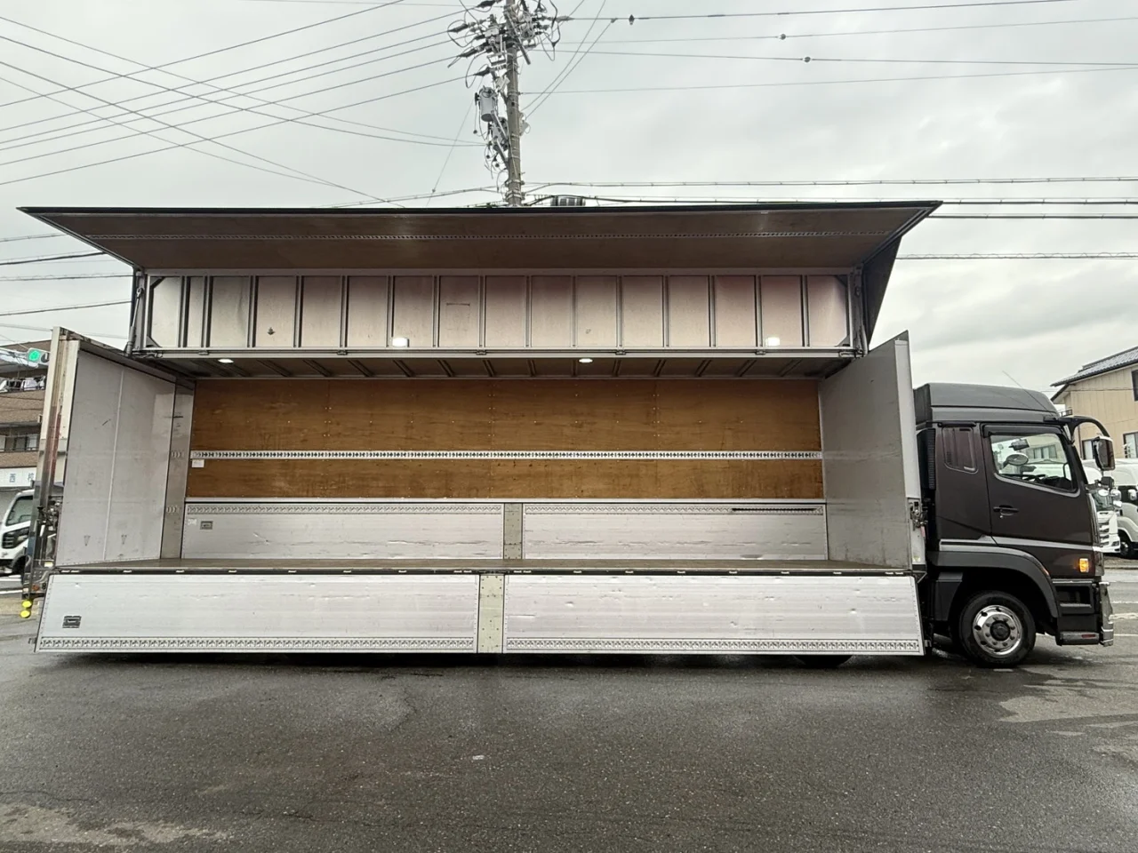 車両画像 10: 令和3年(2021)：三菱ふそう：17スーパーグレート：アルミウィング