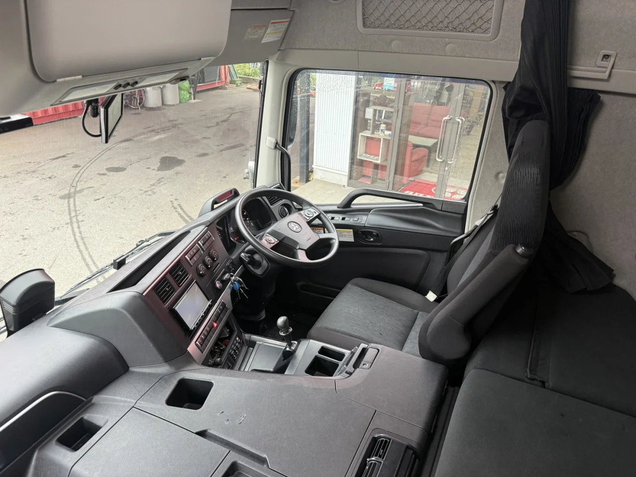 車両画像 28: 令和3年(2021)：三菱ふそう：17スーパーグレート：アルミウィング