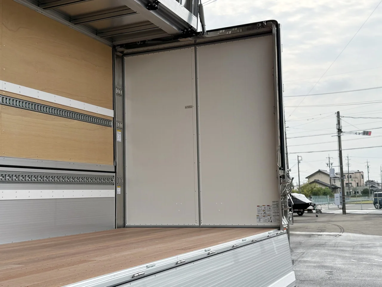 車両画像 10: 令和8年(2026)：日野：17プロフィア：アルミウィング
